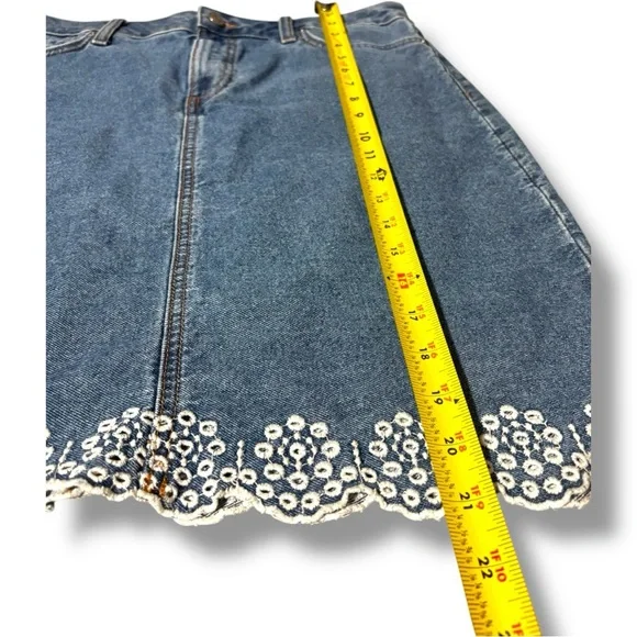 Tommy Hilfiger Light Blue Classic Pencil Denim Skirt with White Floral Detail - Picture 8 of 16